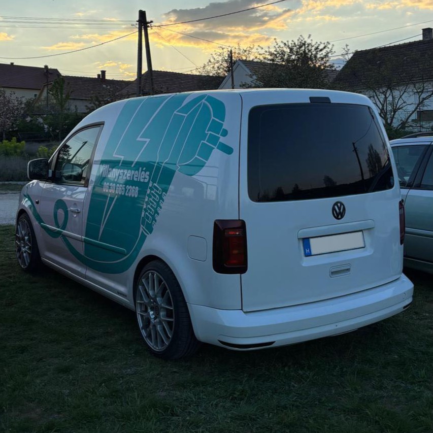 VW Caddy hátulnézetből