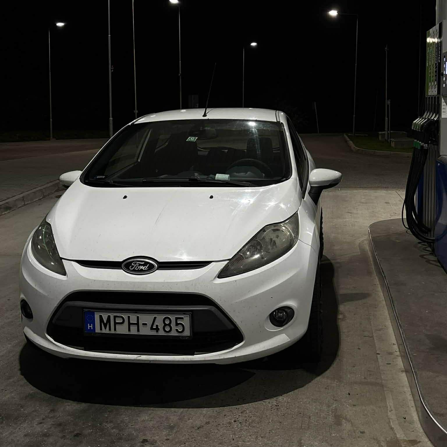 Fehér Ford Fiesta első nézetből éjszaka