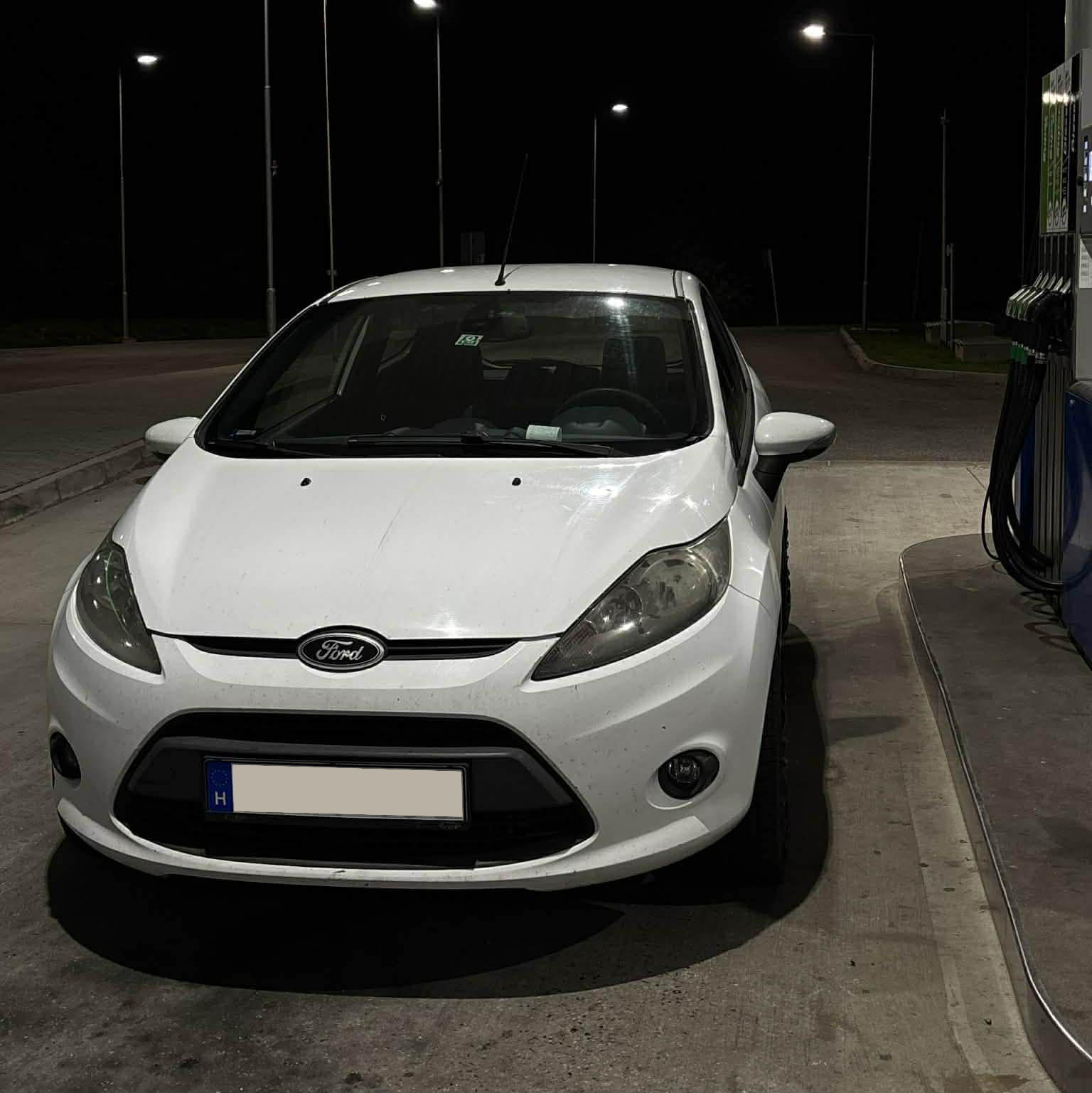 Fehér Ford Fiesta első nézetből éjszaka