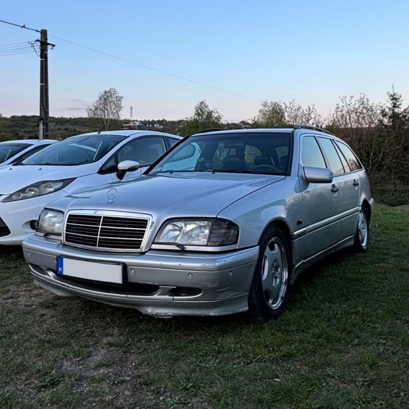 Mercedes-Benz C250TD zöld környezetben.