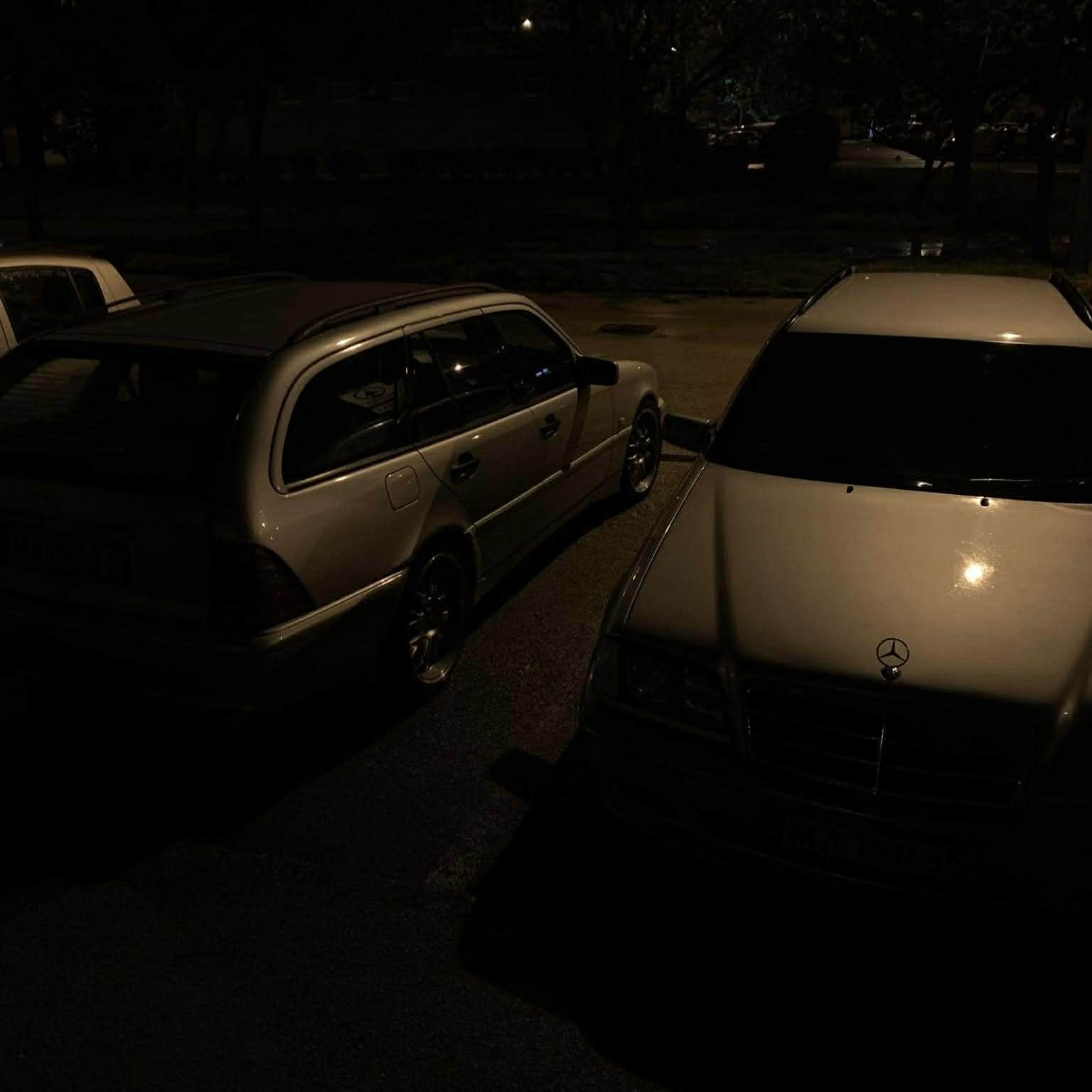Két azonos Mercedes-Benz C250TD éjszakai környezetben.