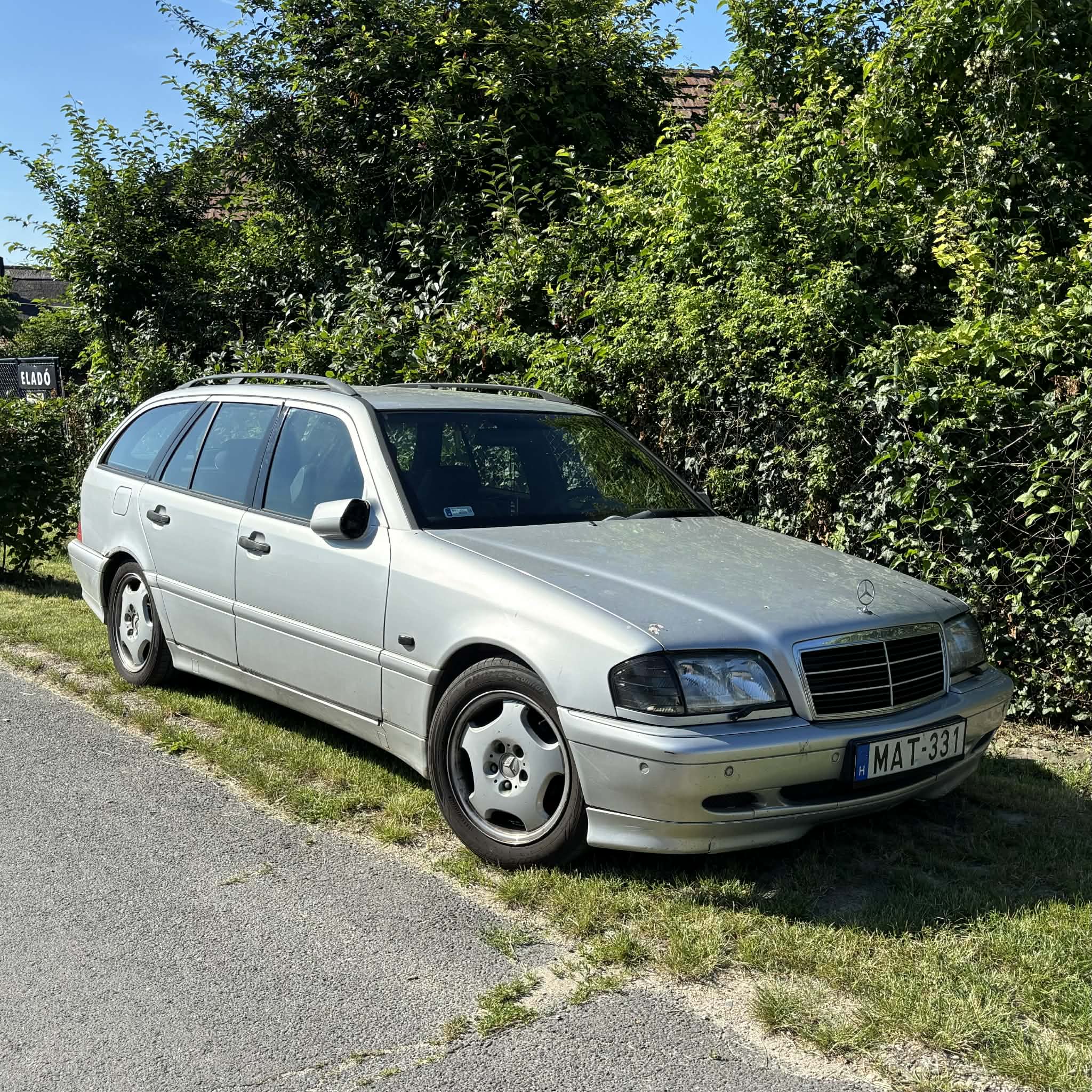 Mercedes-Benz C250TD zöld környezetben.