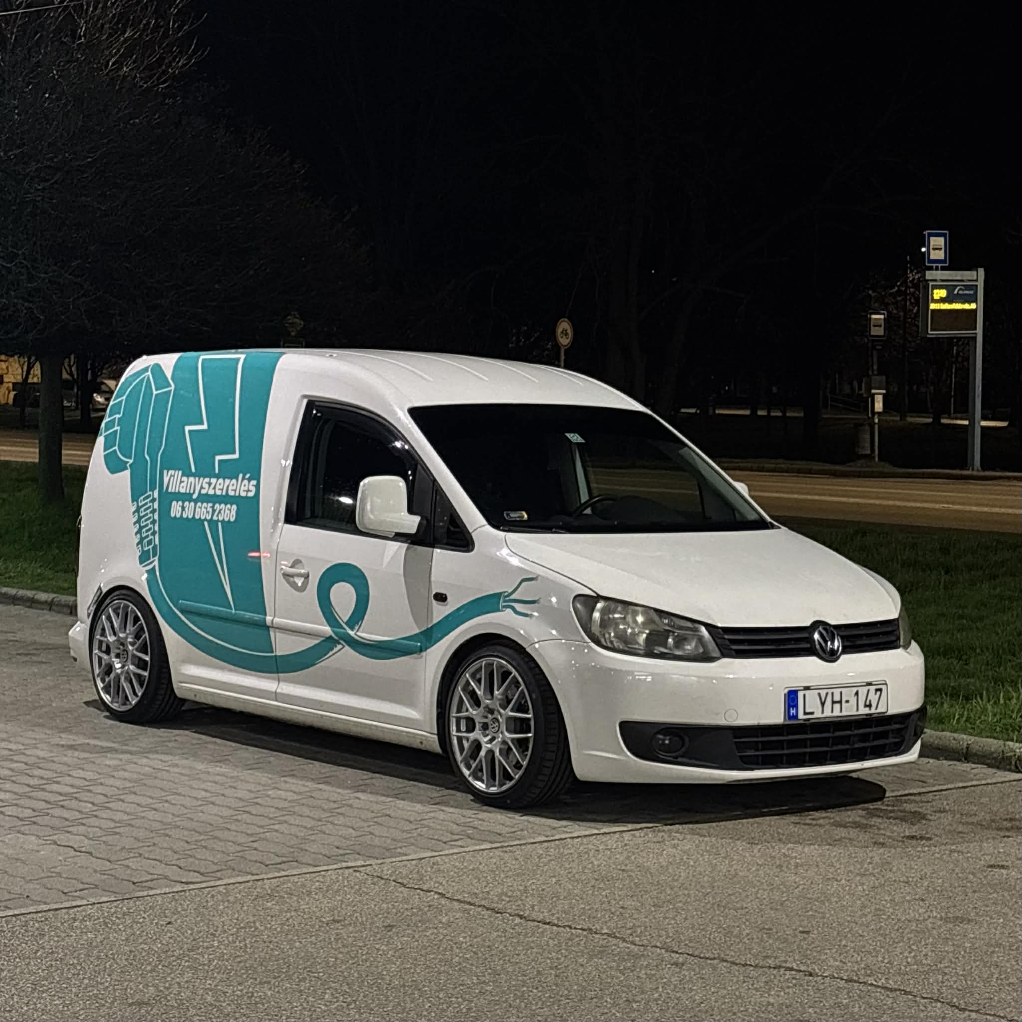 Volkswagen Caddy éjszaka