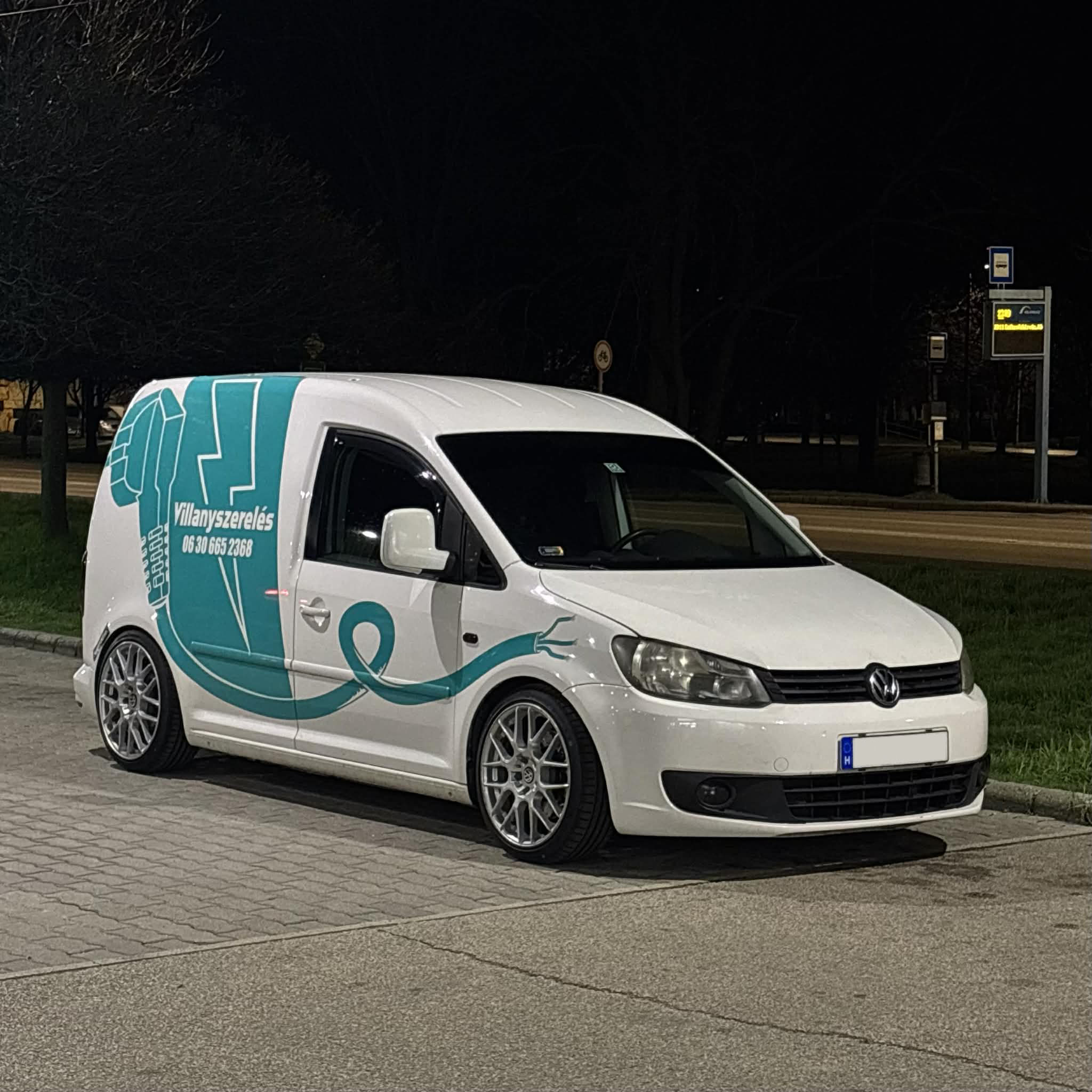 Volkswagen Caddy éjszaka