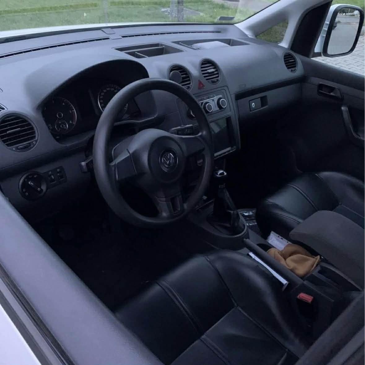 Volkswagen Caddy utastere a vezetői oldal felől fényképezve.