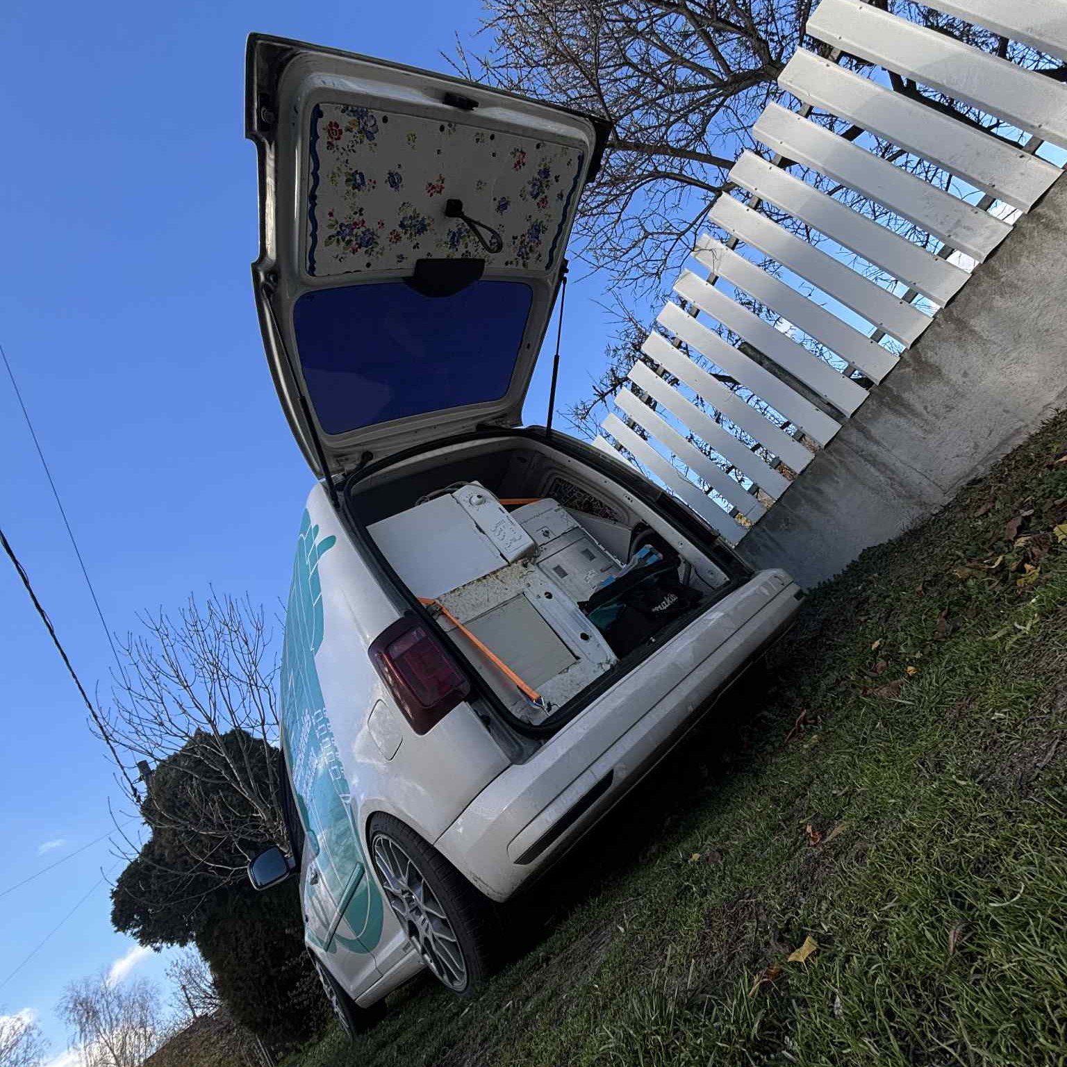 Caddy nyitott raktérrel, telepakolva.