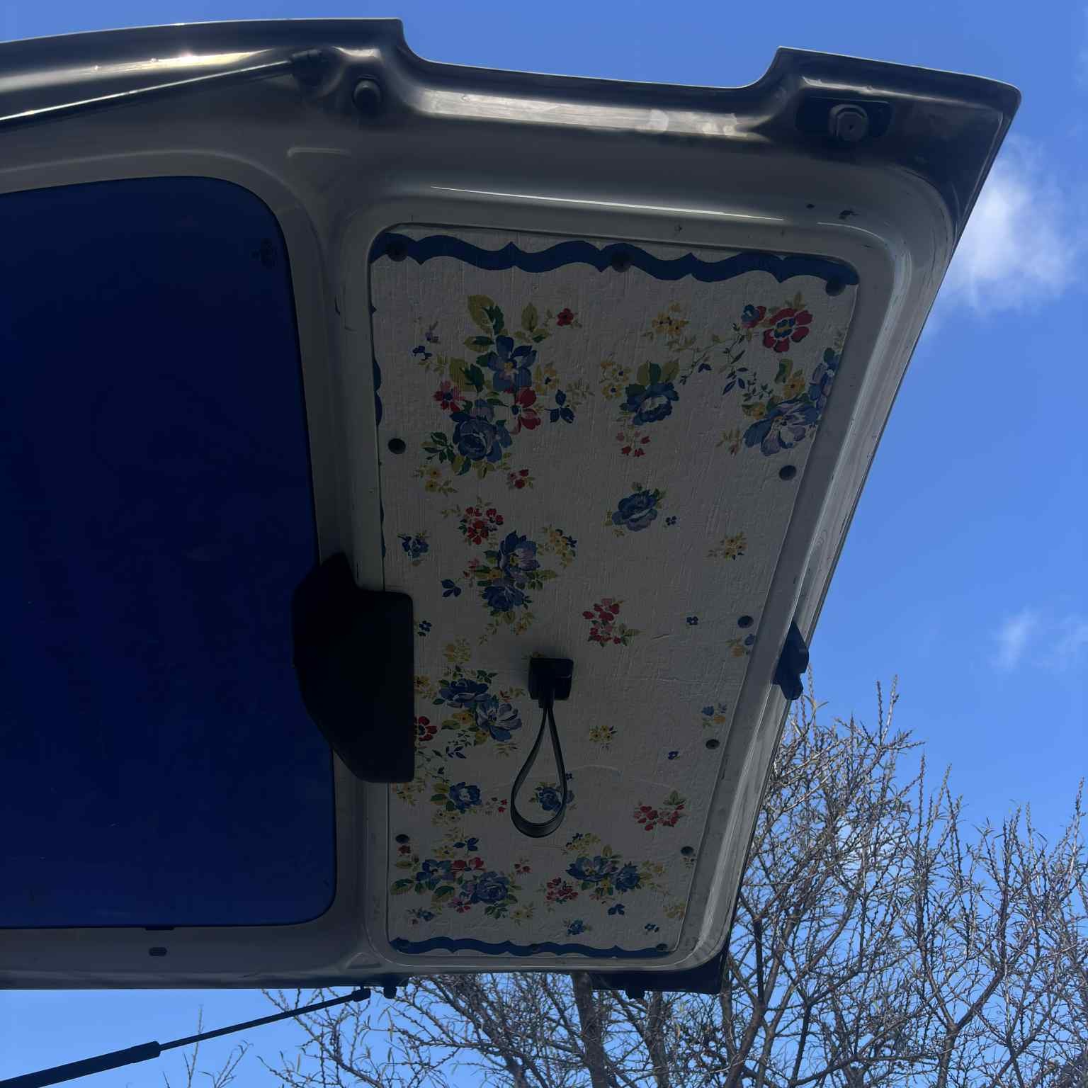 Egyedi csomagtartó védő.