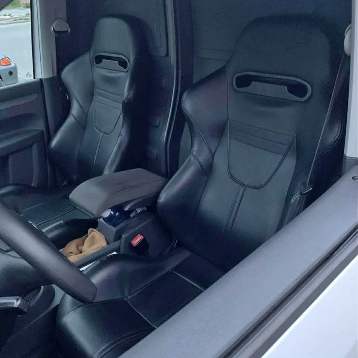 Fekete bőr sportülés kisteherautóban